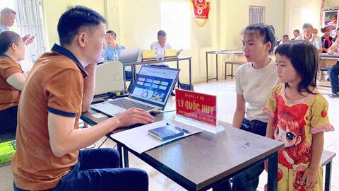 Đưa dịch vụ công về bản – Chính quyền gần dân từ những việc làm thiết thực