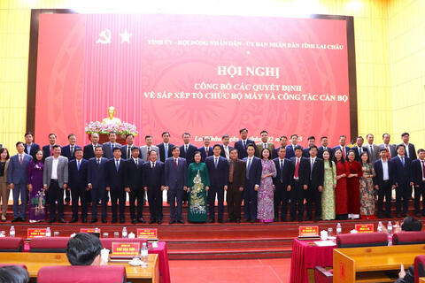 Trao Quyết định Ban giám đốc Sở KHCN ( sau sáp nhập)