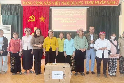 LÃNH ĐẠO TỈNH TRAO QUÀ HỖ TRỢ NGƯỜI DÂN XÃ KHOEN ON