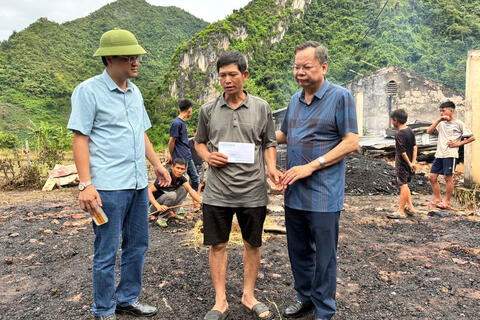 Lãnh đạo Sở Khoa học và Công nghệ tỉnh Lai Châu kịp thời thăm hỏi, động viên gia đình bị hỏa hoạn tại xã Khoen On