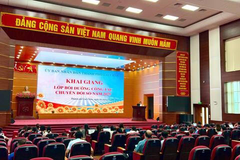 Thành phố Lai Châu khai giảng lớp bồi dưỡng chuyển đổi số 2025: Trang bị kỹ năng số cho đội ngũ cán bộ chủ chốt