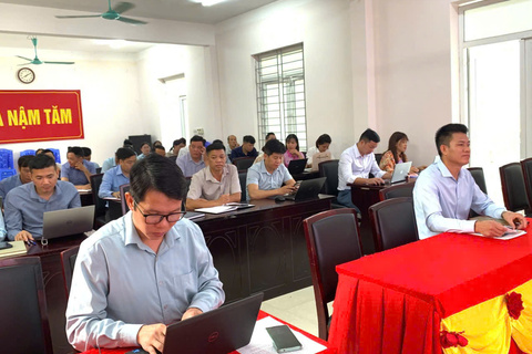 Bồi dưỡng kiến thức chuyển đổi số, kỹ năng số cho hơn 293 học viên tại xã Nậm Tăm