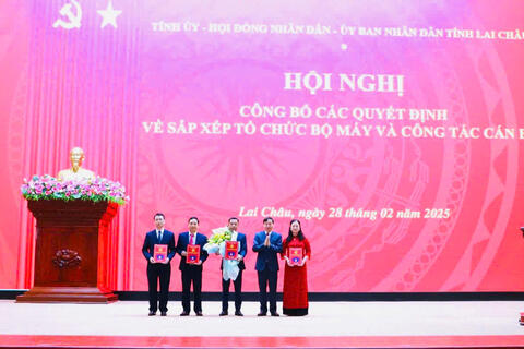 Hội nghị công bố các quyết định của tỉnh về sắp xếp tổ chức bộ máy và công tác cán bộ