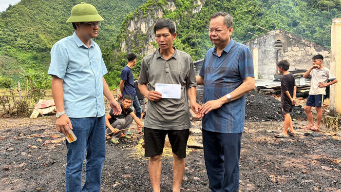 Lãnh đạo Sở Khoa học và Công nghệ tỉnh Lai Châu kịp thời thăm hỏi, động viên gia đình bị hỏa hoạn tại xã Khoen On