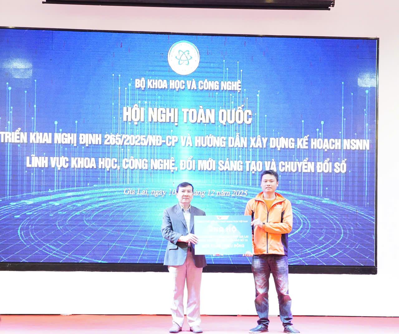 Ông Võ Việt Thanh, đại diện Công ty Cổ phần giải pháp thanh toán Việt Nam -Vnpay trao suất ủng hộ 100 triệu đồng. Ông Võ Việt Thanh, đại diện Công ty Cổ phần giải pháp thanh toán Việt Nam -Vnpay trao suất ủng hộ 100 triệu đồng.