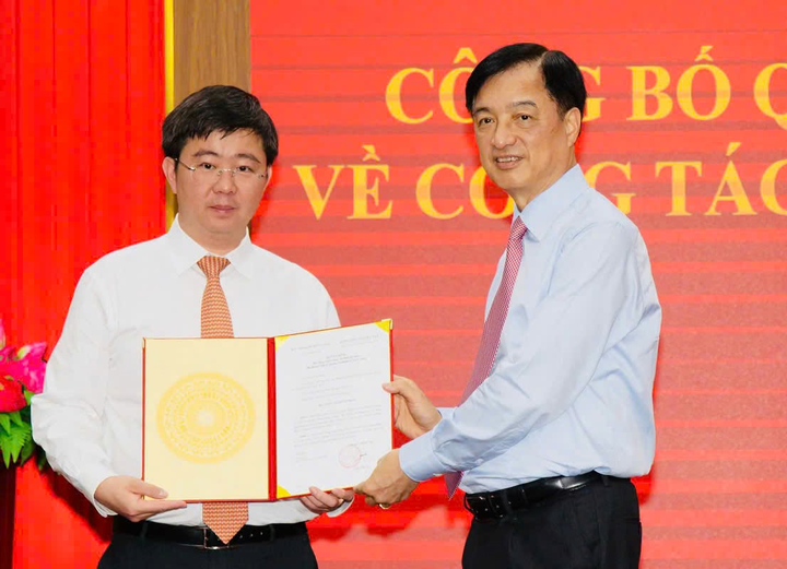 Đồng chí Nguyễn Duy Ngọc, Trưởng Ban Tổ chức Trung ương trao quyết định điều động cho đồng chí Bùi Hoàng Phương. Đồng chí Nguyễn Duy Ngọc, Trưởng Ban Tổ chức Trung ương trao quyết định điều động cho đồng chí Bùi Hoàng Phương.